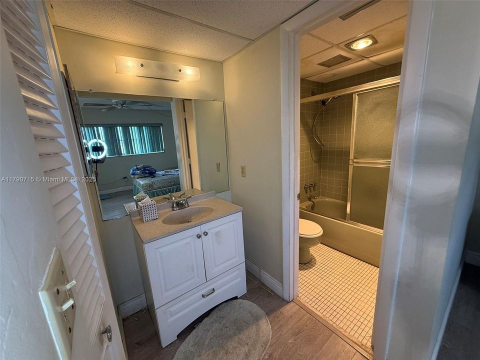 合同活跃: $82,000 (2 贝兹, 2 浴室, 930 平方英尺)