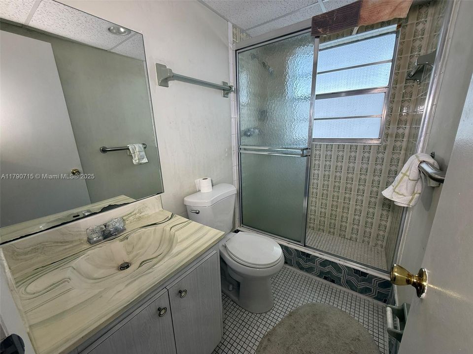 合同活跃: $82,000 (2 贝兹, 2 浴室, 930 平方英尺)