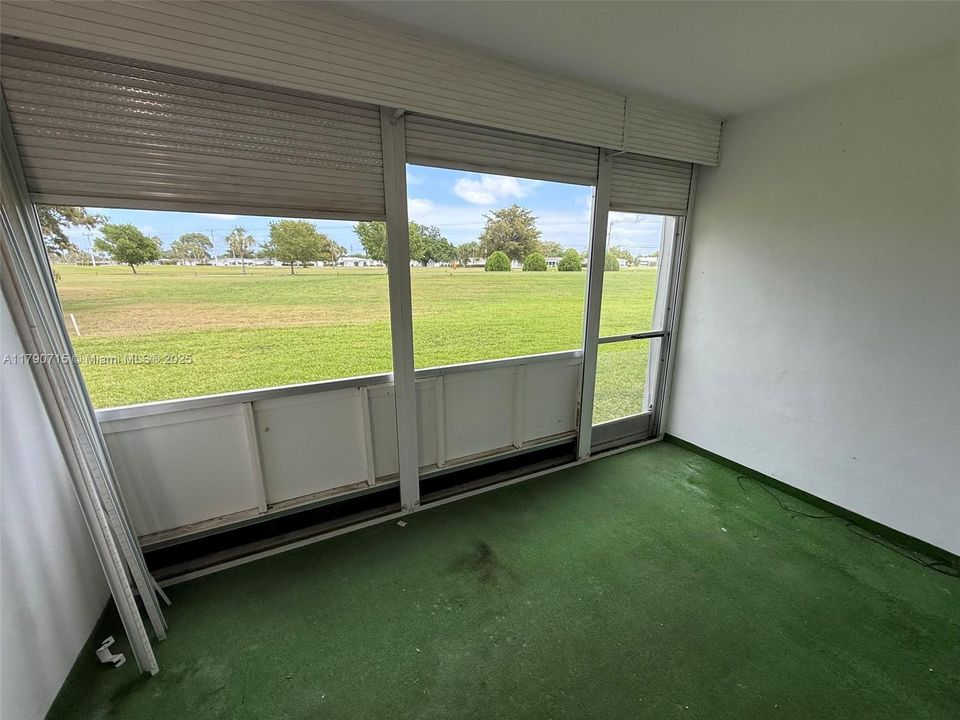 合同活跃: $82,000 (2 贝兹, 2 浴室, 930 平方英尺)