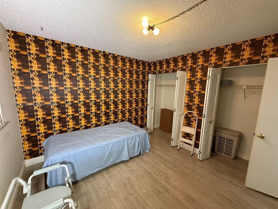 合同活跃: $82,000 (2 贝兹, 2 浴室, 930 平方英尺)