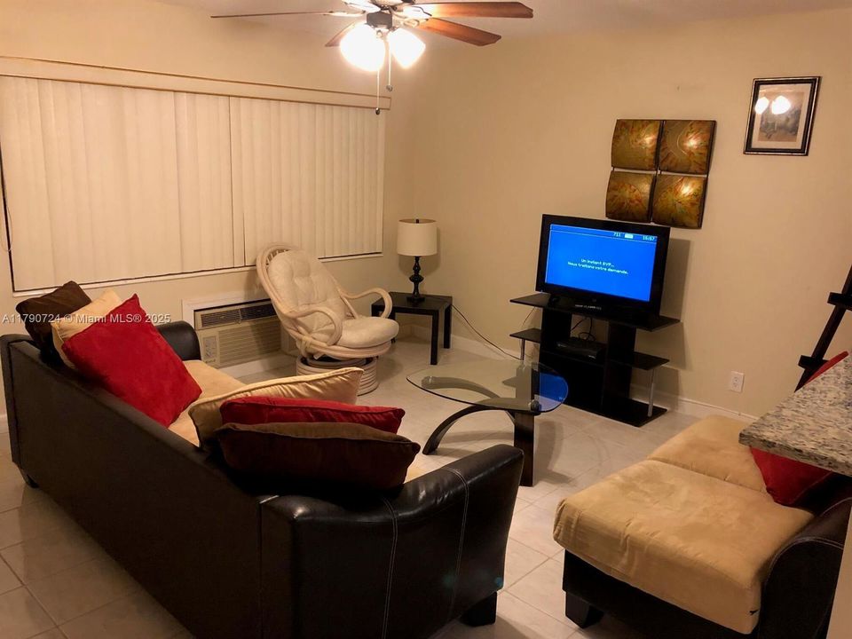 待售: $105,000 (1 贝兹, 1 浴室, 585 平方英尺)