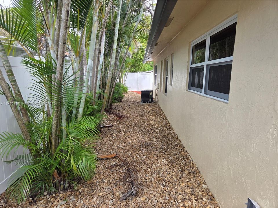 LOW MAINTENANCE SIDE OF HOUSE