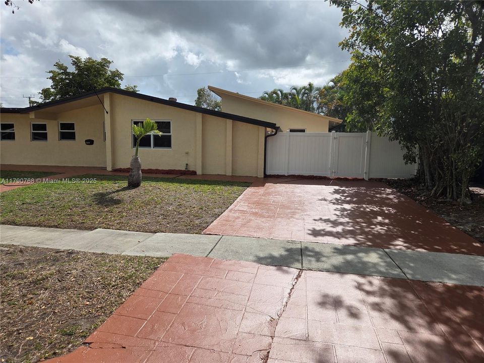 BONUS SECOND DRIVEWAY