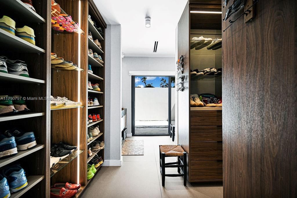 Recently Sold: $1,650,000 (4 beds, 3 baths, 2473 Square Feet)