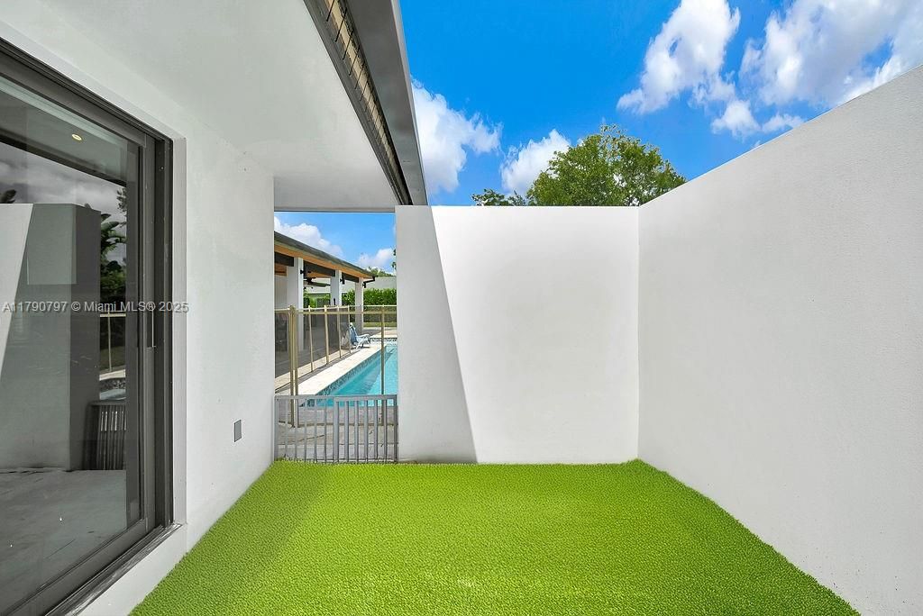 Recently Sold: $1,650,000 (4 beds, 3 baths, 2473 Square Feet)