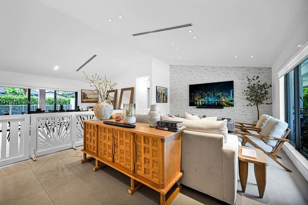 Recently Sold: $1,650,000 (4 beds, 3 baths, 2473 Square Feet)