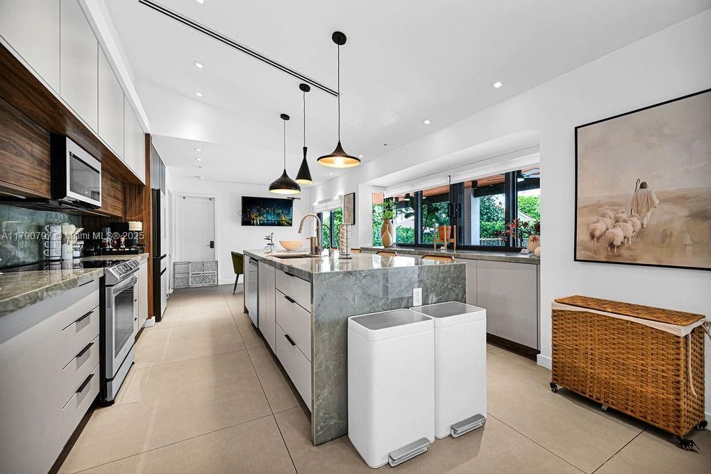 Recently Sold: $1,650,000 (4 beds, 3 baths, 2473 Square Feet)