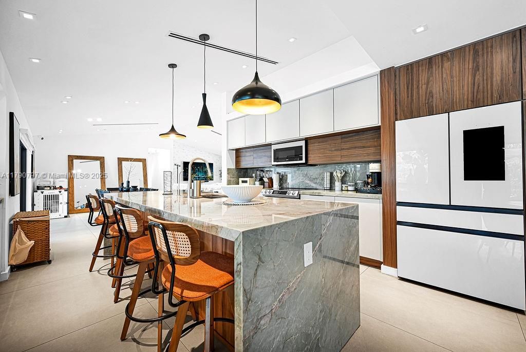 Recently Sold: $1,650,000 (4 beds, 3 baths, 2473 Square Feet)