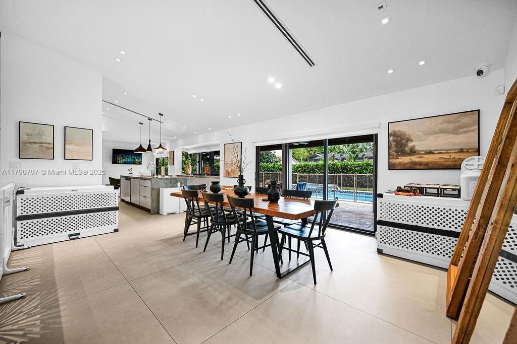 Recently Sold: $1,650,000 (4 beds, 3 baths, 2473 Square Feet)