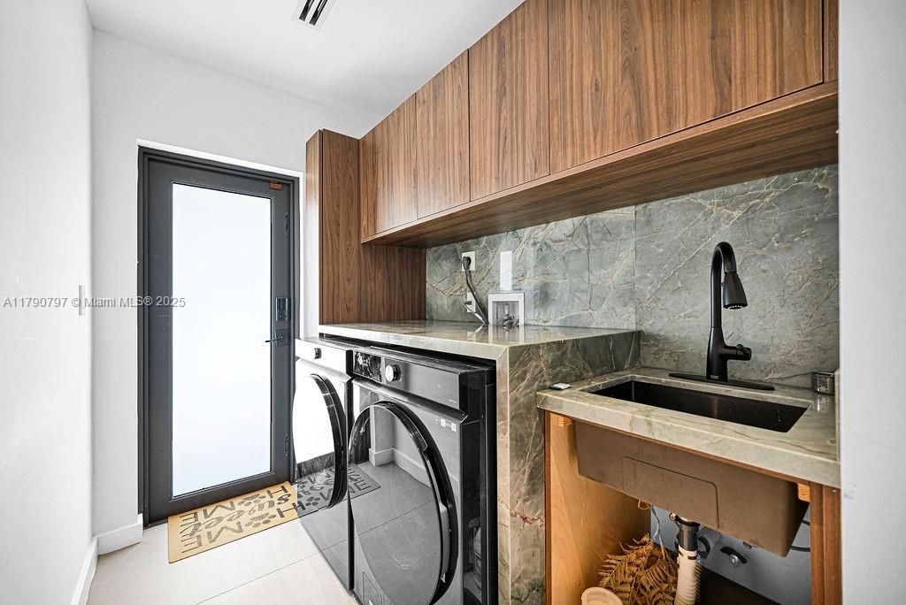 Recently Sold: $1,650,000 (4 beds, 3 baths, 2473 Square Feet)