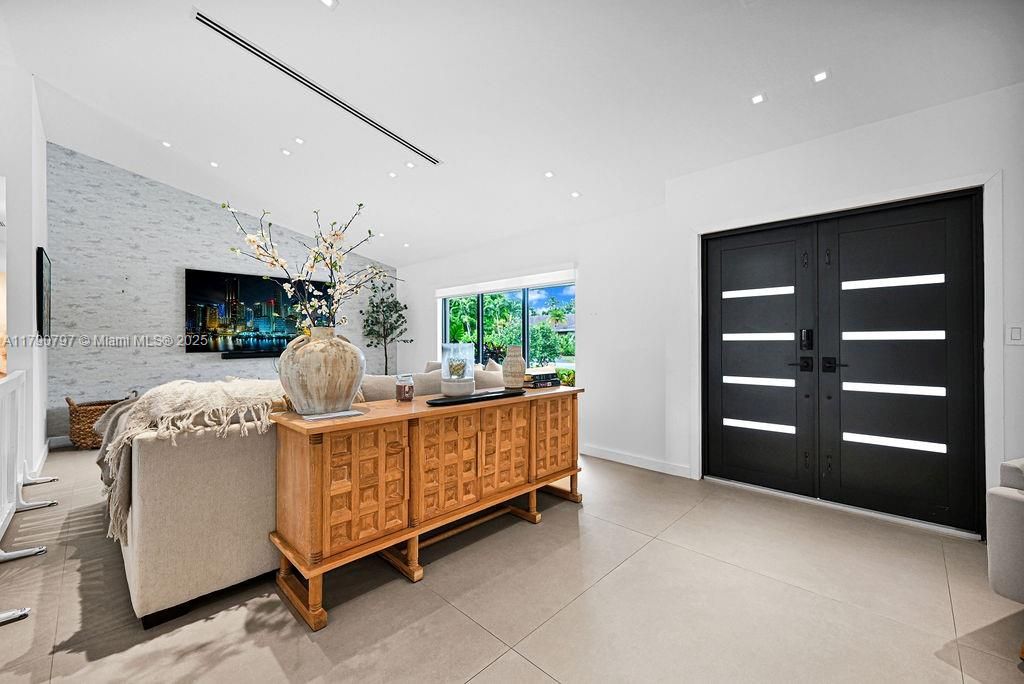 Recently Sold: $1,650,000 (4 beds, 3 baths, 2473 Square Feet)