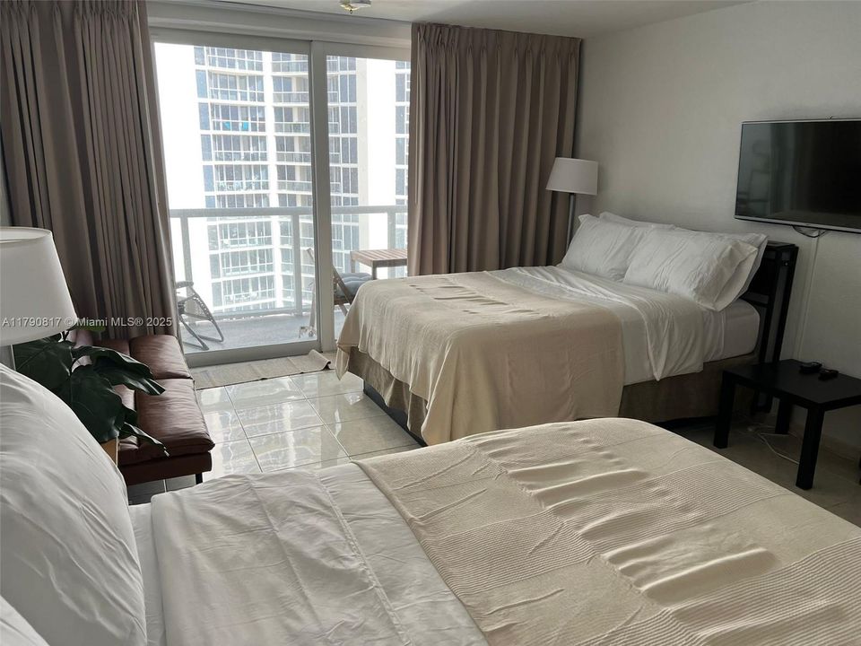 待售: $155,000 (0 贝兹, 1 浴室, 360 平方英尺)