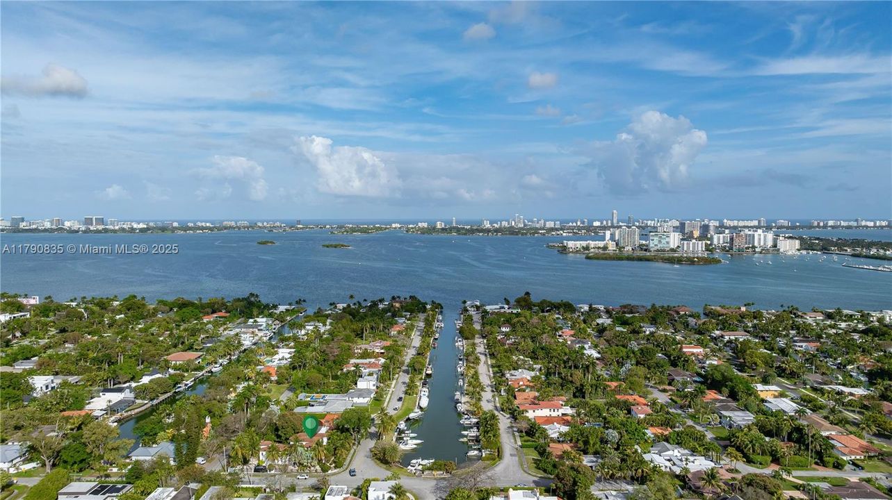 合同活跃: $2,975,000 (5 贝兹, 4 浴室, 3225 平方英尺)