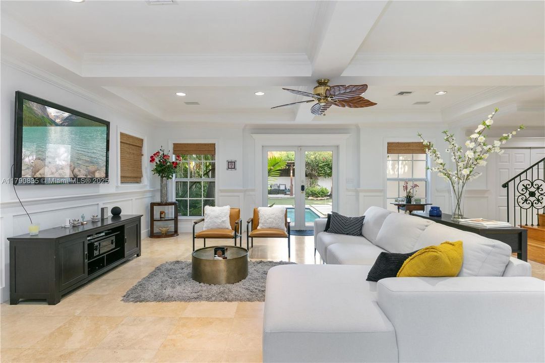 合同活跃: $2,975,000 (5 贝兹, 4 浴室, 3225 平方英尺)