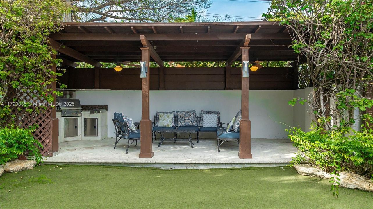 合同活跃: $2,975,000 (5 贝兹, 4 浴室, 3225 平方英尺)