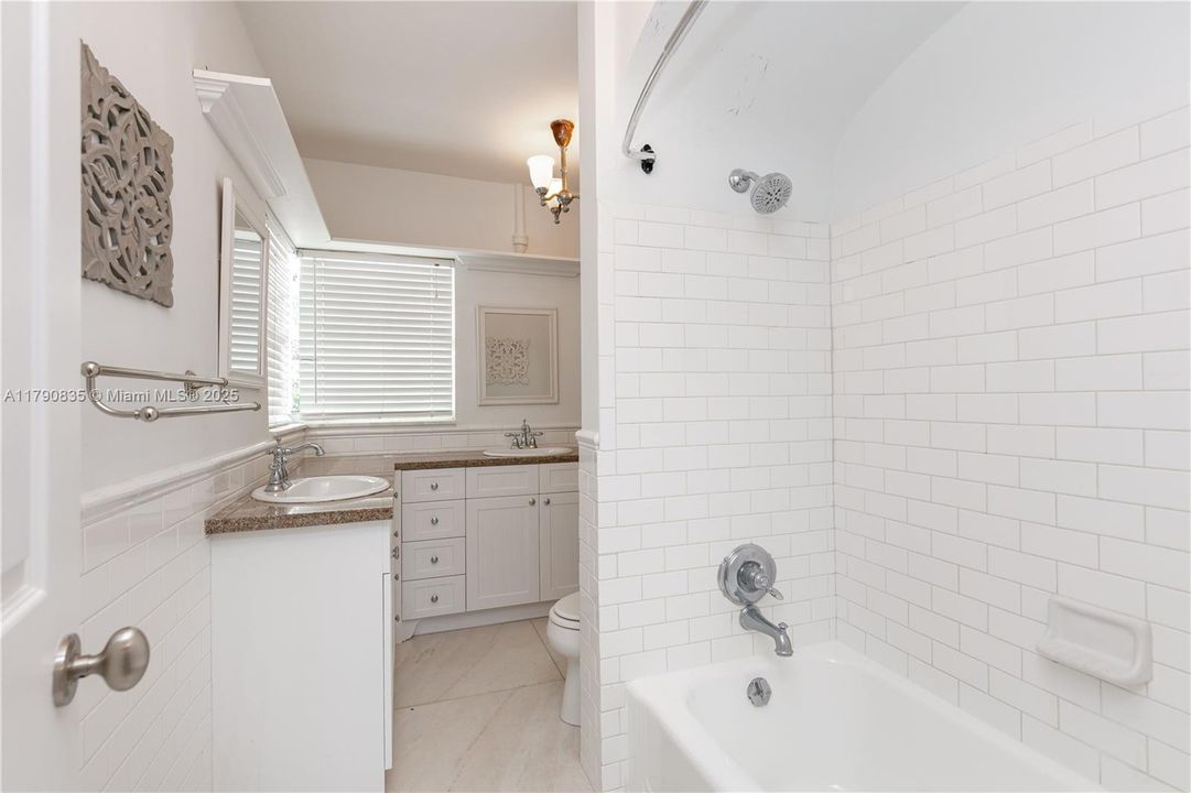 合同活跃: $2,975,000 (5 贝兹, 4 浴室, 3225 平方英尺)