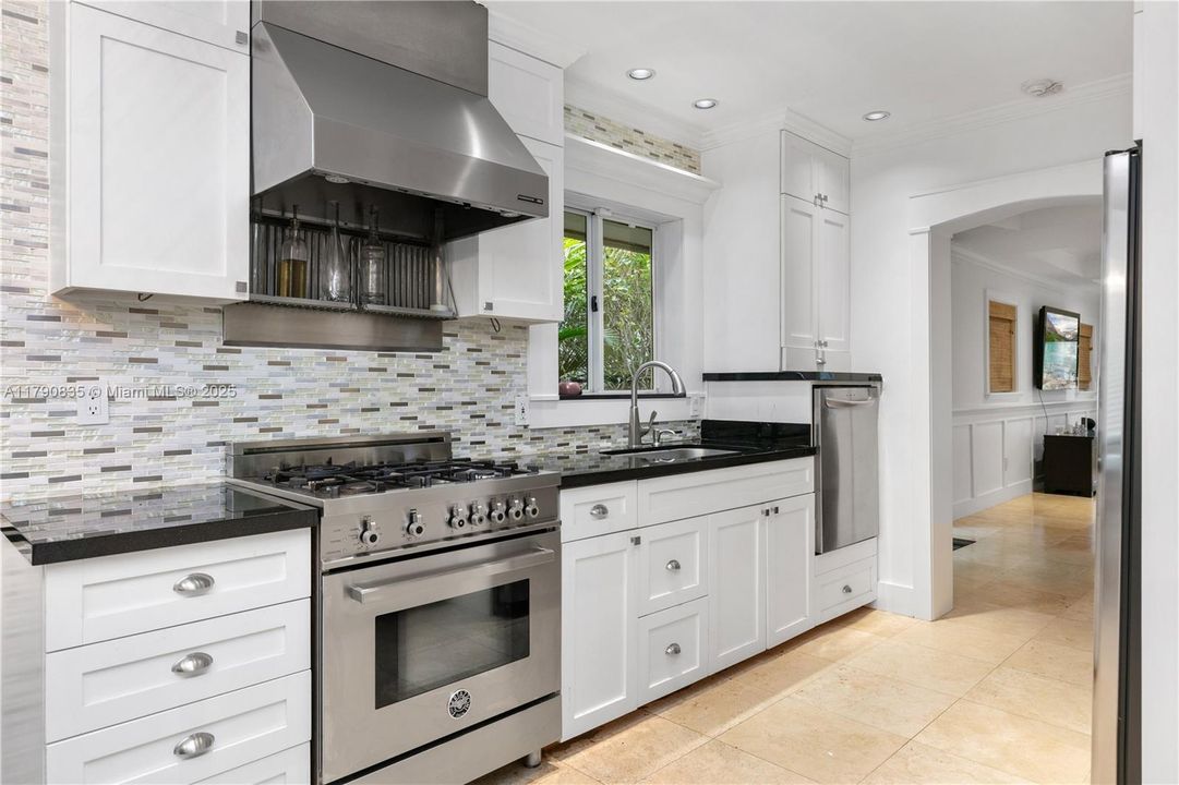 合同活跃: $2,975,000 (5 贝兹, 4 浴室, 3225 平方英尺)