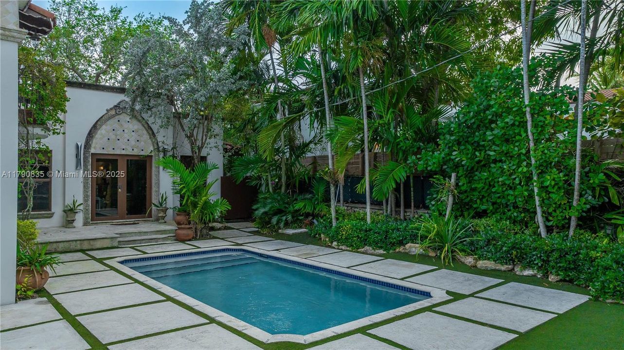 合同活跃: $2,975,000 (5 贝兹, 4 浴室, 3225 平方英尺)