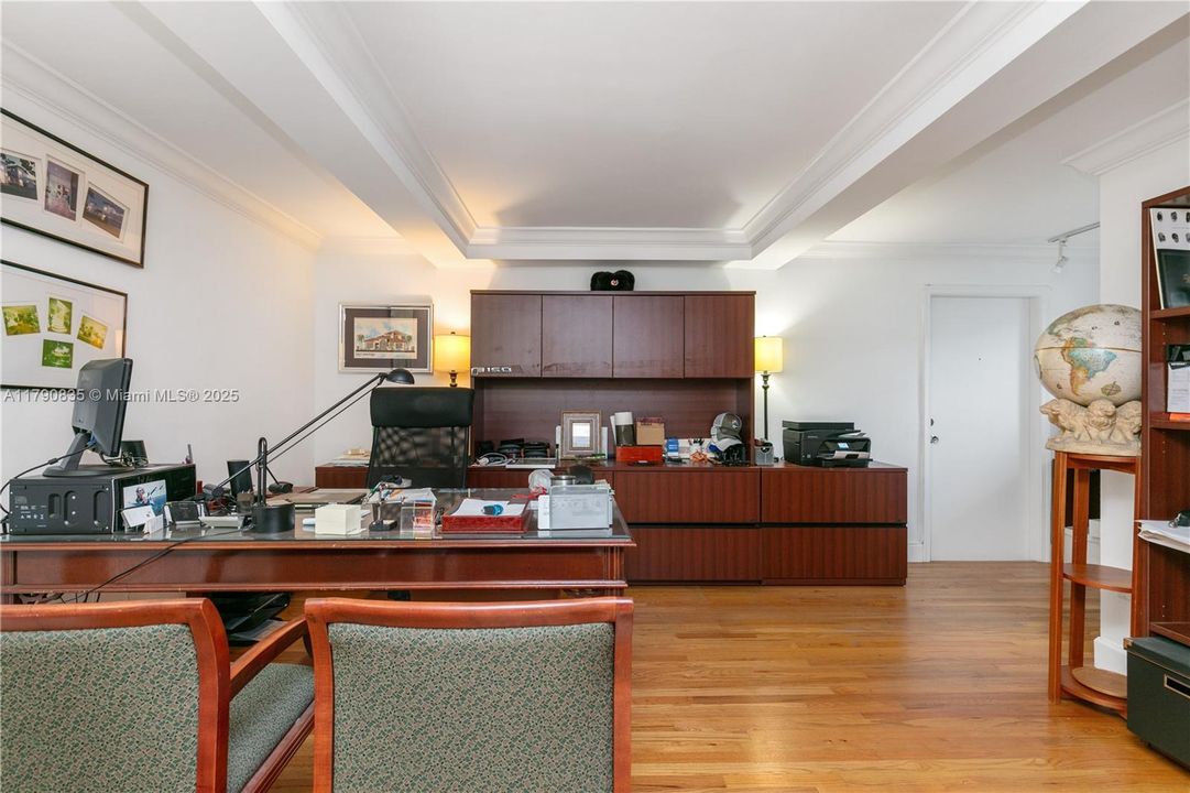 合同活跃: $2,975,000 (5 贝兹, 4 浴室, 3225 平方英尺)