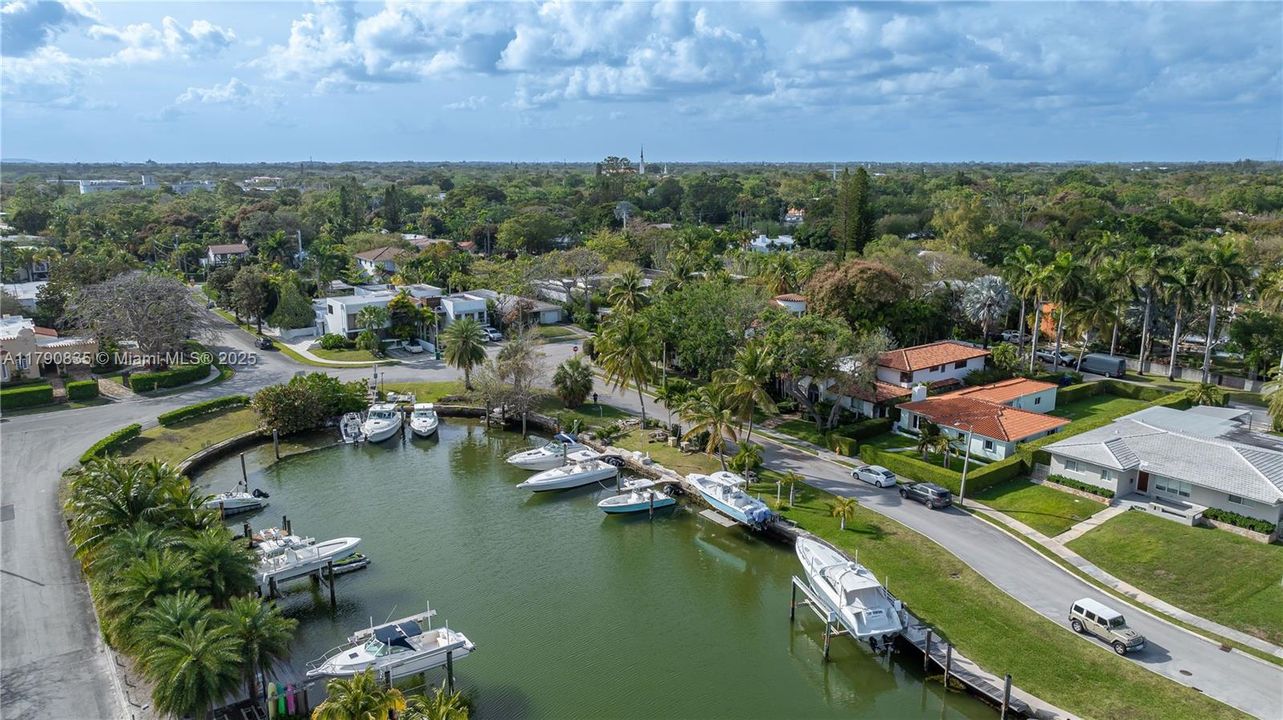 合同活跃: $2,975,000 (5 贝兹, 4 浴室, 3225 平方英尺)