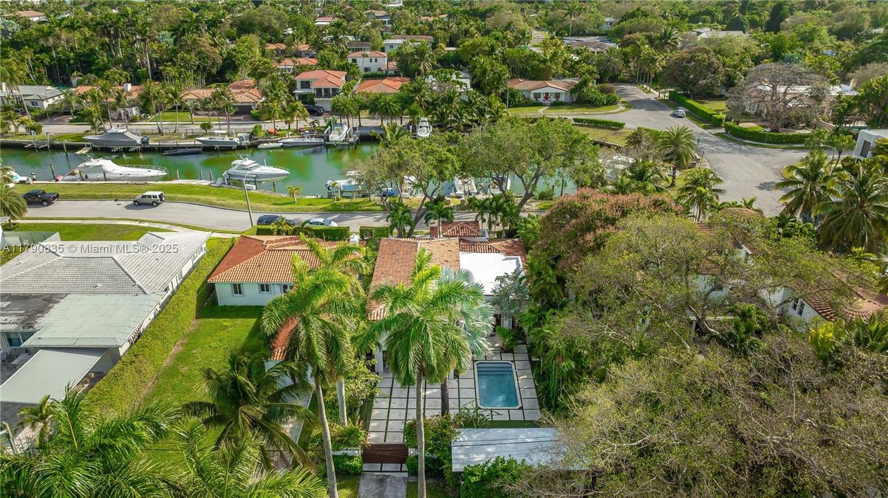 合同活跃: $2,975,000 (5 贝兹, 4 浴室, 3225 平方英尺)