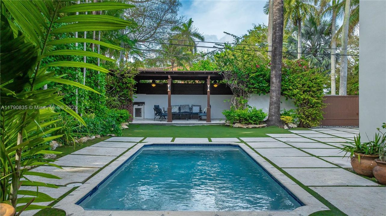 合同活跃: $2,975,000 (5 贝兹, 4 浴室, 3225 平方英尺)