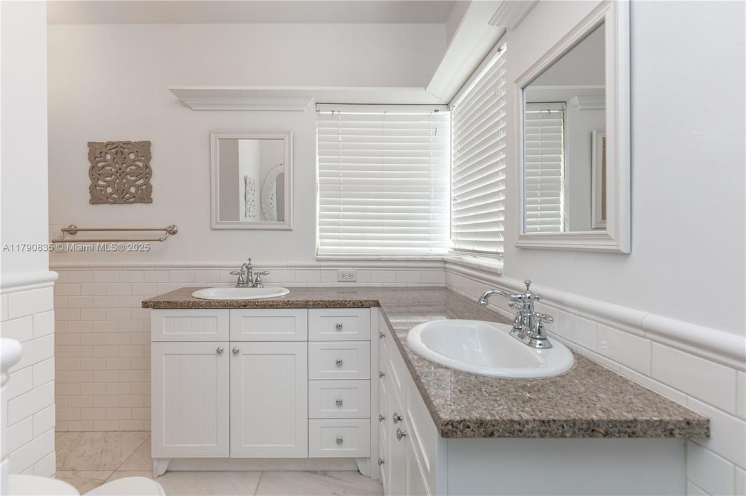 合同活跃: $2,975,000 (5 贝兹, 4 浴室, 3225 平方英尺)