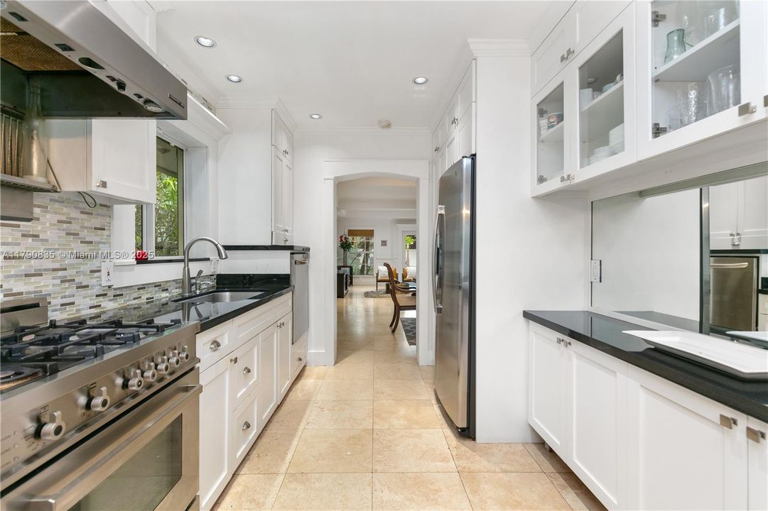 合同活跃: $2,975,000 (5 贝兹, 4 浴室, 3225 平方英尺)