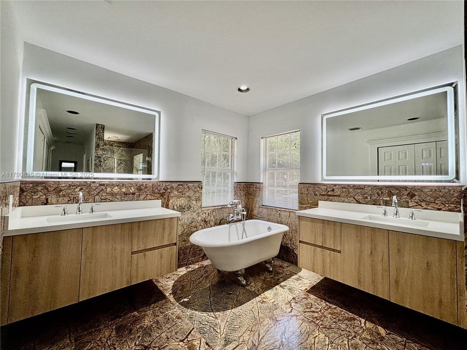 合同活跃: $2,975,000 (5 贝兹, 4 浴室, 3225 平方英尺)