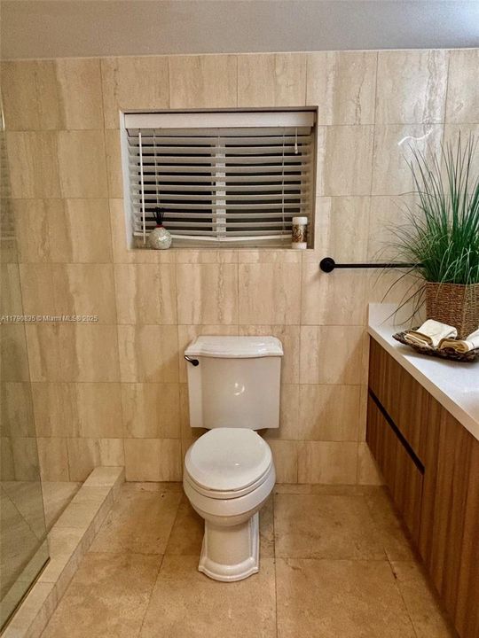 合同活跃: $2,975,000 (5 贝兹, 4 浴室, 3225 平方英尺)