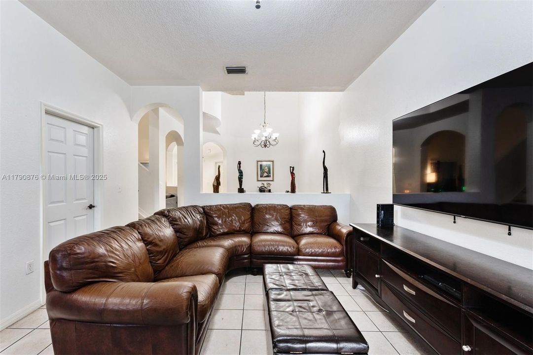 待售: $375,000 (3 贝兹, 2 浴室, 1932 平方英尺)