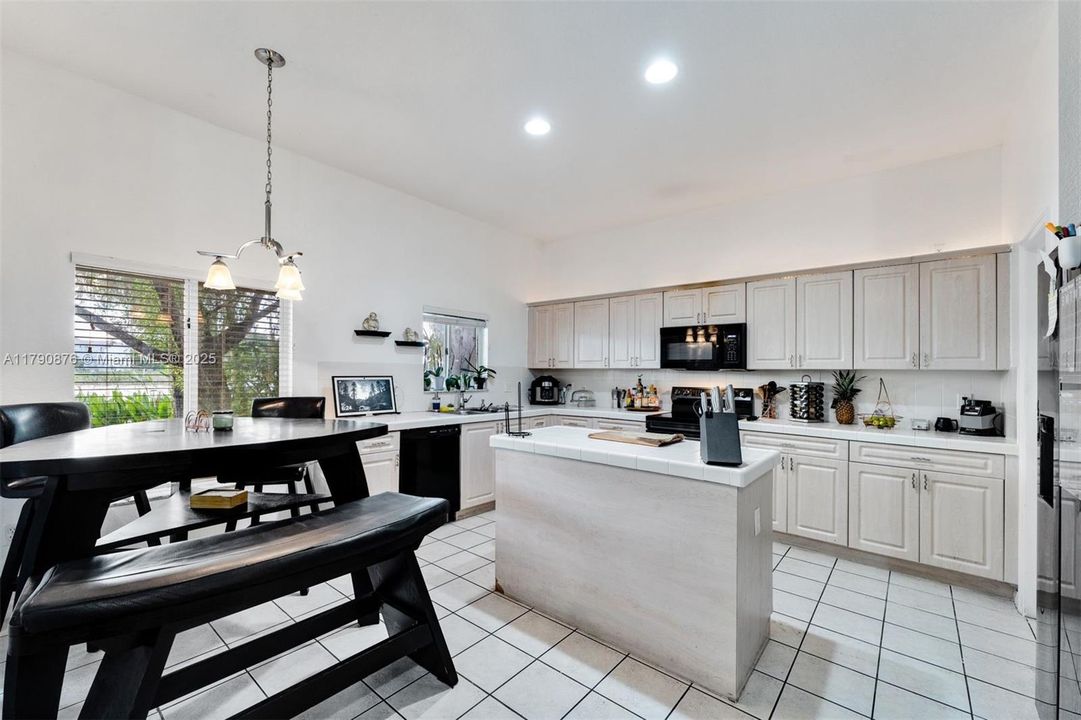 待售: $375,000 (3 贝兹, 2 浴室, 1932 平方英尺)