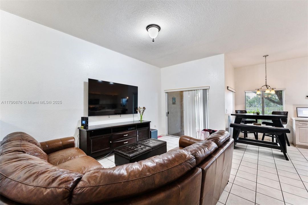 待售: $375,000 (3 贝兹, 2 浴室, 1932 平方英尺)