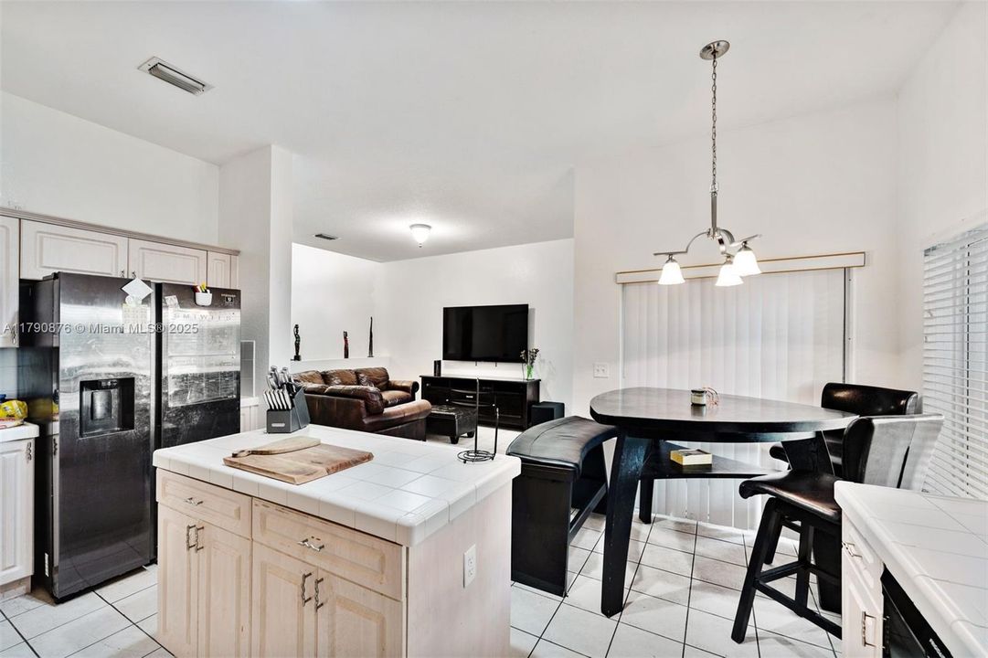 待售: $375,000 (3 贝兹, 2 浴室, 1932 平方英尺)