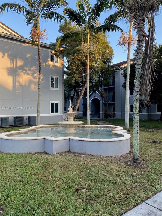 Active With Contract: $176,000 (2 beds, 2 baths, 895 Square Feet)