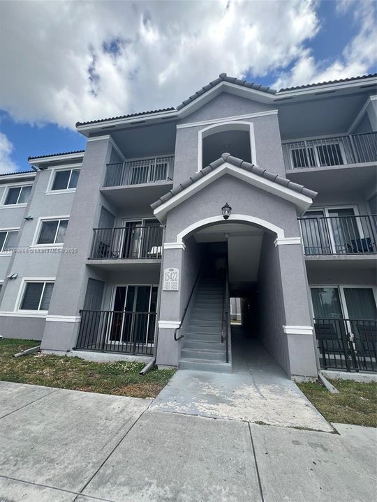 Active With Contract: $176,000 (2 beds, 2 baths, 895 Square Feet)