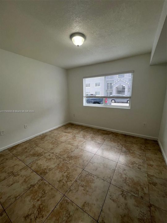 Active With Contract: $176,000 (2 beds, 2 baths, 895 Square Feet)