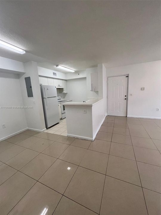 Active With Contract: $176,000 (2 beds, 2 baths, 895 Square Feet)