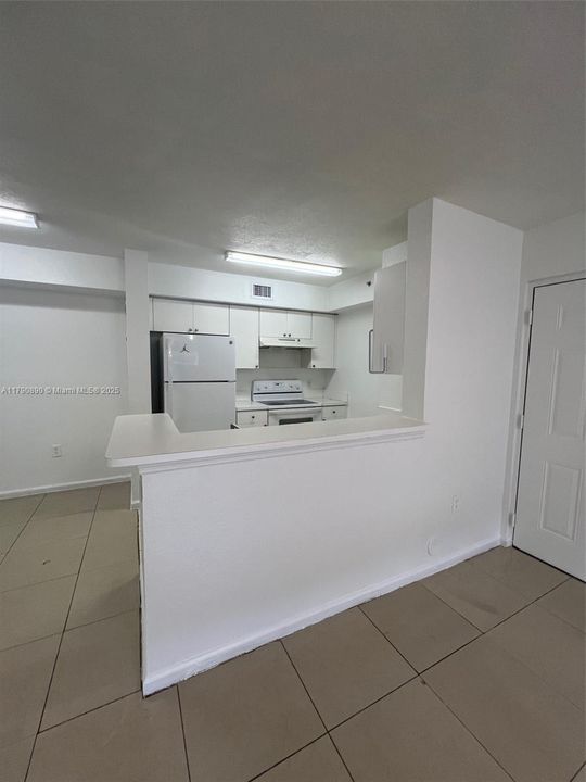 Active With Contract: $176,000 (2 beds, 2 baths, 895 Square Feet)