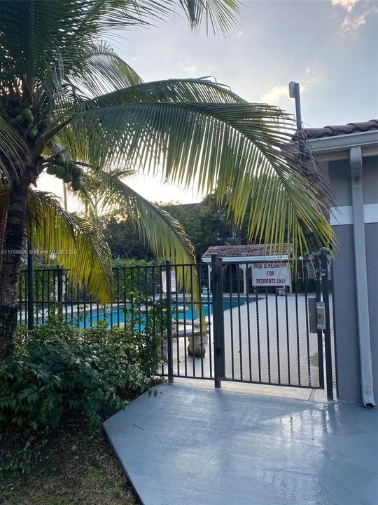 Active With Contract: $176,000 (2 beds, 2 baths, 895 Square Feet)