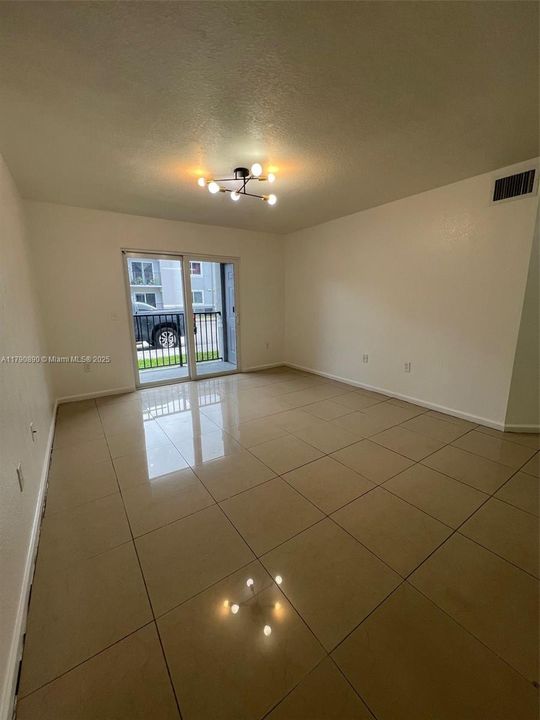 Active With Contract: $176,000 (2 beds, 2 baths, 895 Square Feet)