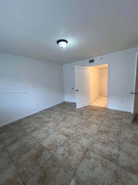 Active With Contract: $176,000 (2 beds, 2 baths, 895 Square Feet)