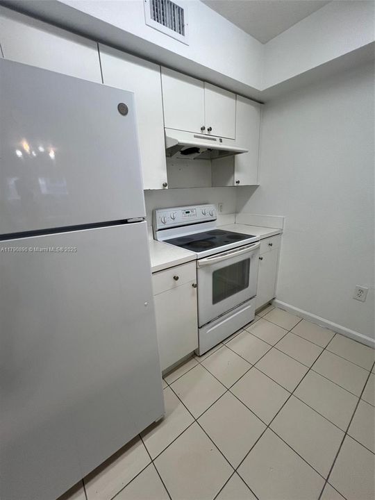 Active With Contract: $176,000 (2 beds, 2 baths, 895 Square Feet)