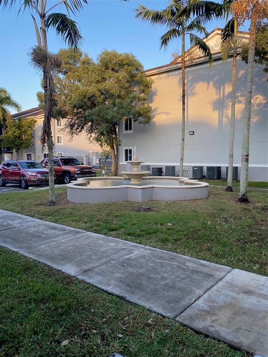 Active With Contract: $176,000 (2 beds, 2 baths, 895 Square Feet)