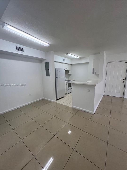 Active With Contract: $176,000 (2 beds, 2 baths, 895 Square Feet)