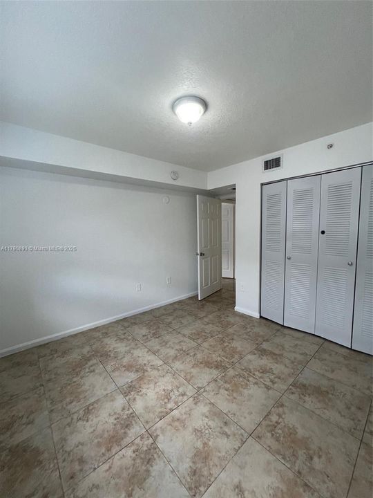 Active With Contract: $176,000 (2 beds, 2 baths, 895 Square Feet)