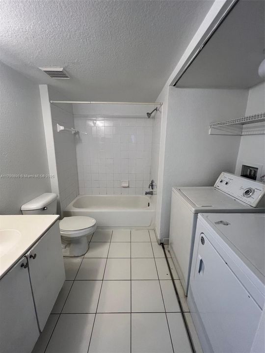 Active With Contract: $176,000 (2 beds, 2 baths, 895 Square Feet)