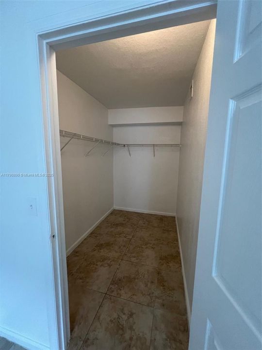 Active With Contract: $176,000 (2 beds, 2 baths, 895 Square Feet)
