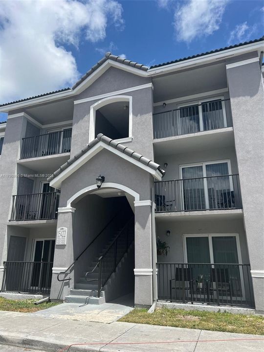 Active With Contract: $176,000 (2 beds, 2 baths, 895 Square Feet)