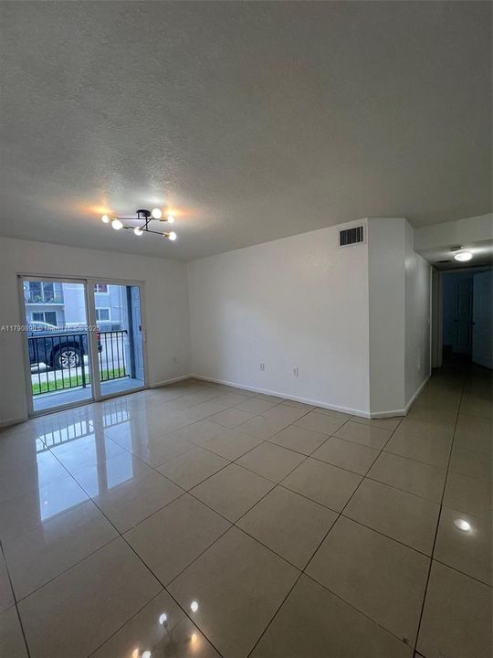 Active With Contract: $176,000 (2 beds, 2 baths, 895 Square Feet)